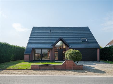 Ben jij iemand die helemaal opleeft van zon en daglicht? Dan zou deze woning in Deinze je weleens heel gelukkig kunnen maken. Maar liefst 266 m² woon...