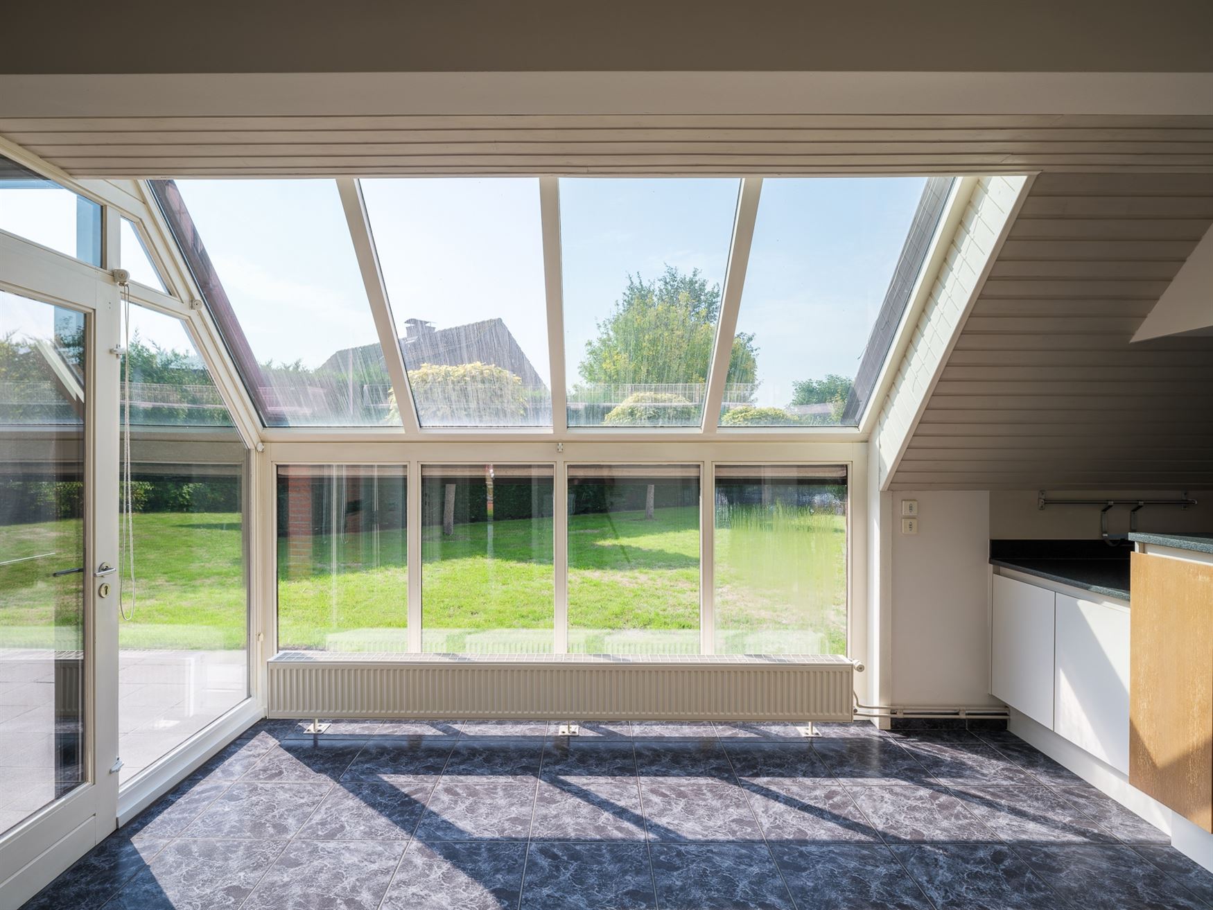 Ben jij iemand die helemaal opleeft van zon en daglicht? Dan zou deze woning in Deinze je weleens heel gelukkig kunnen maken. Maar liefst 266 m² woon...