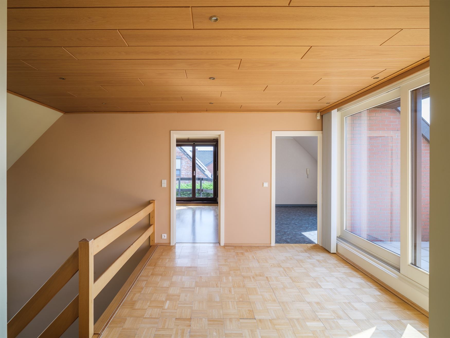 Ben jij iemand die helemaal opleeft van zon en daglicht? Dan zou deze woning in Deinze je weleens heel gelukkig kunnen maken. Maar liefst 266 m² woon...