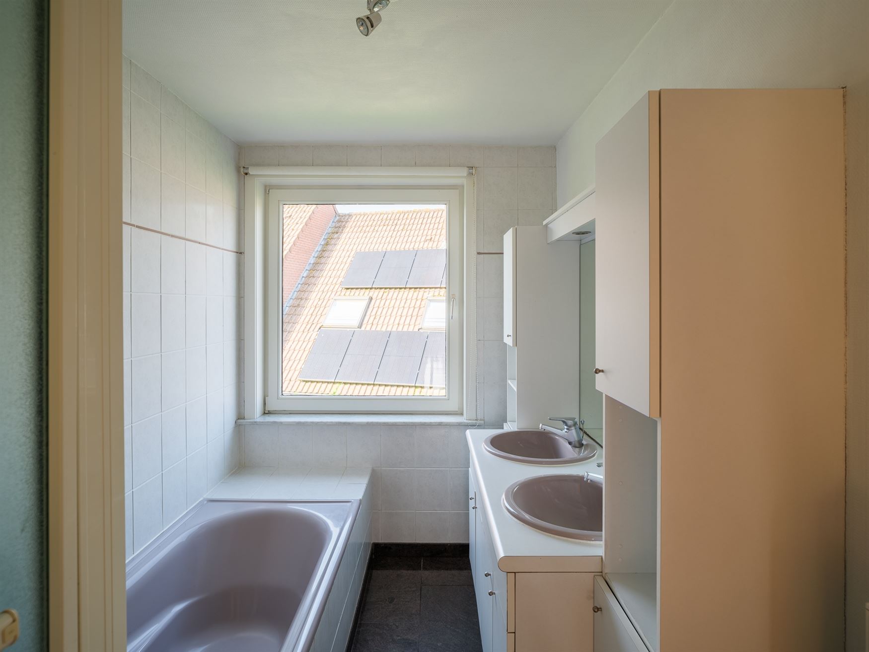 Ben jij iemand die helemaal opleeft van zon en daglicht? Dan zou deze woning in Deinze je weleens heel gelukkig kunnen maken. Maar liefst 266 m² woon...