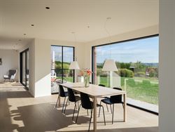 Achter de automatische poort ontvouwt zich een panorama dat je niet snel vergeet. Deze villa in Moregem, vlak bij Oudenaarde, kijkt uit over het glooi...