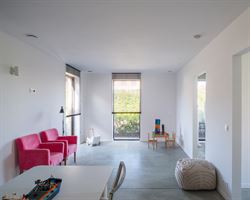 Achter de automatische poort ontvouwt zich een panorama dat je niet snel vergeet. Deze villa in Moregem, vlak bij Oudenaarde, kijkt uit over het glooi...
