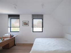 Achter de automatische poort ontvouwt zich een panorama dat je niet snel vergeet. Deze villa in Moregem, vlak bij Oudenaarde, kijkt uit over het glooi...