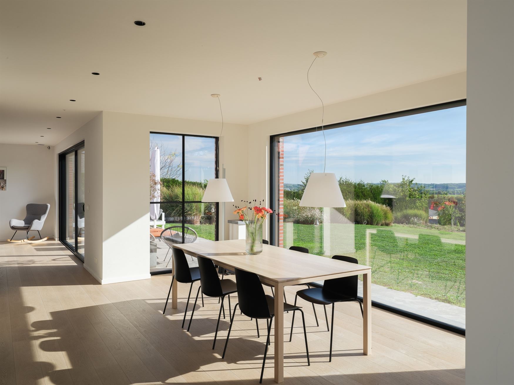 Achter de automatische poort ontvouwt zich een panorama dat je niet snel vergeet. Deze villa in Moregem, vlak bij Oudenaarde, kijkt uit over het glooi...