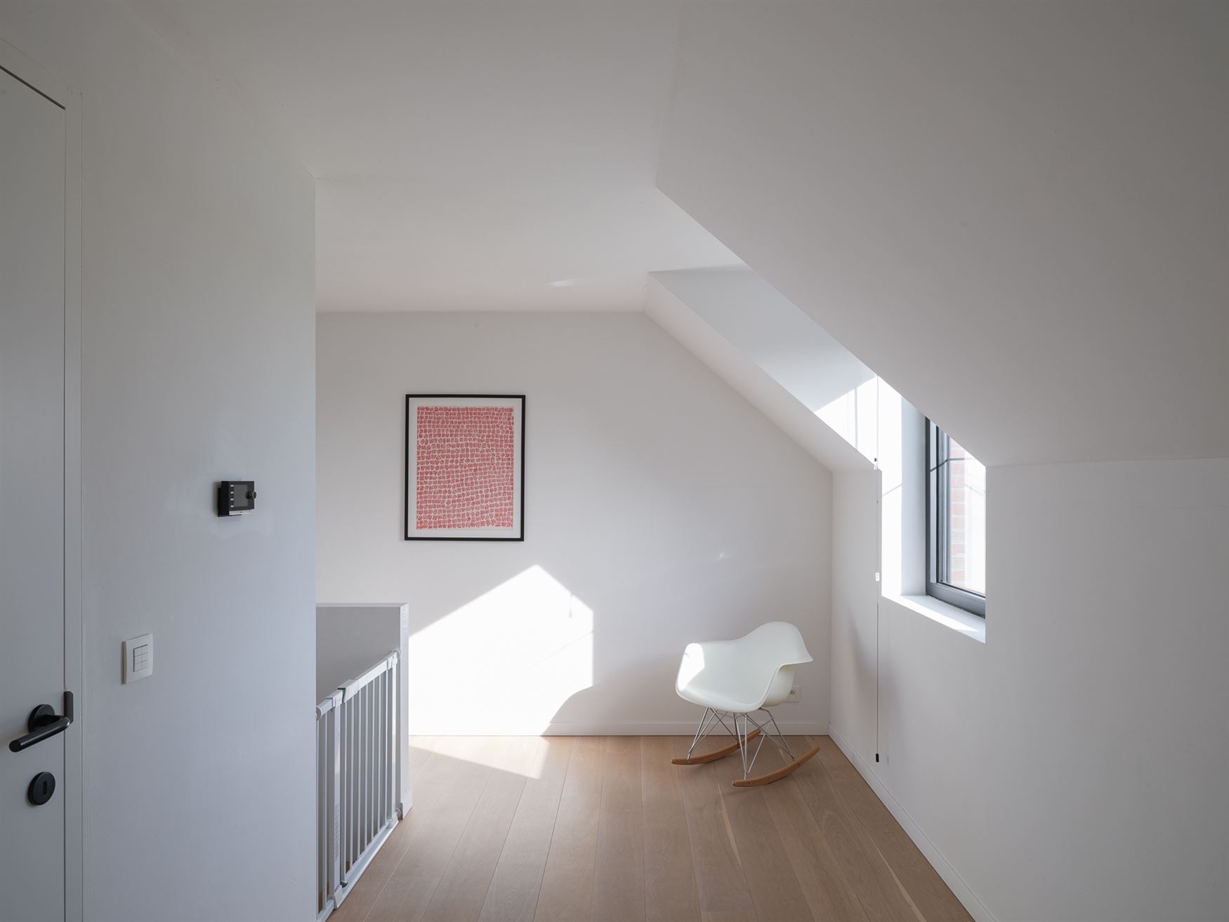Achter de automatische poort ontvouwt zich een panorama dat je niet snel vergeet. Deze villa in Moregem, vlak bij Oudenaarde, kijkt uit over het glooi...
