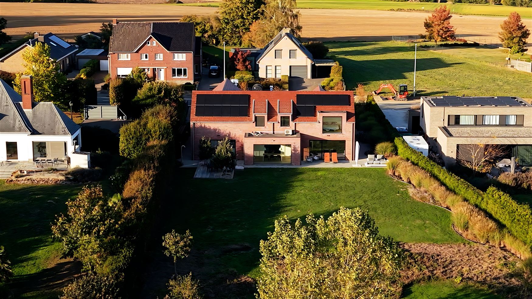 Achter de automatische poort ontvouwt zich een panorama dat je niet snel vergeet. Deze villa in Moregem, vlak bij Oudenaarde, kijkt uit over het glooi...