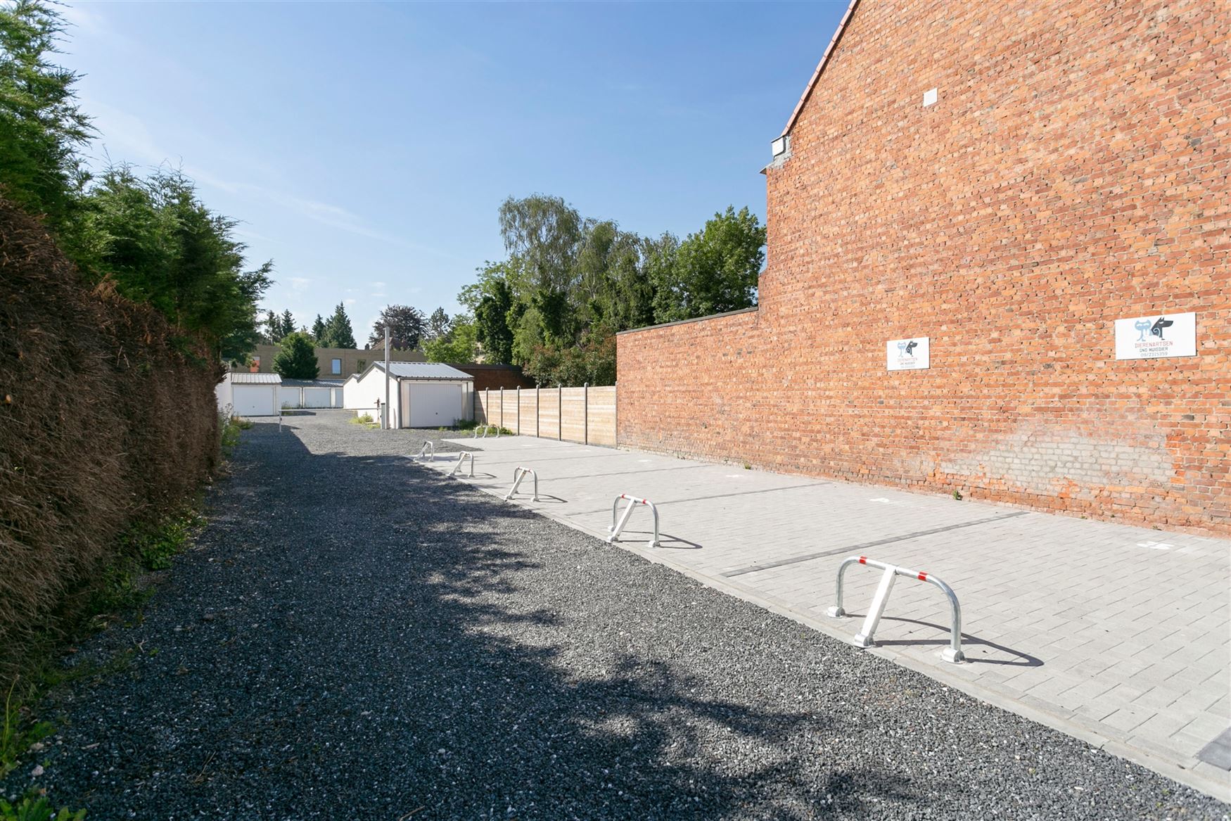 Op een gunstige locatie in Gentbrugge, naast het voormalige Ottenstadion van KAA Gent, worden acht autostaanplaatsen als één geheel aangeboden. Met ...