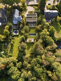 Een villa met jouw signatuur. Een eigen bos als decor.

In Eke krijgt jouw woondroom een indrukwekkend vertrekpunt: een domein van maar liefst 4.123...