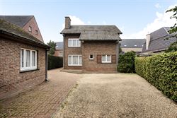 Een herkenbare retrolook. Alle ruimte voor een nieuwe woonvisie.

In het groene Sint-Maria-Aalter vind je deze vrijstaande woning met 146 m² woonop...