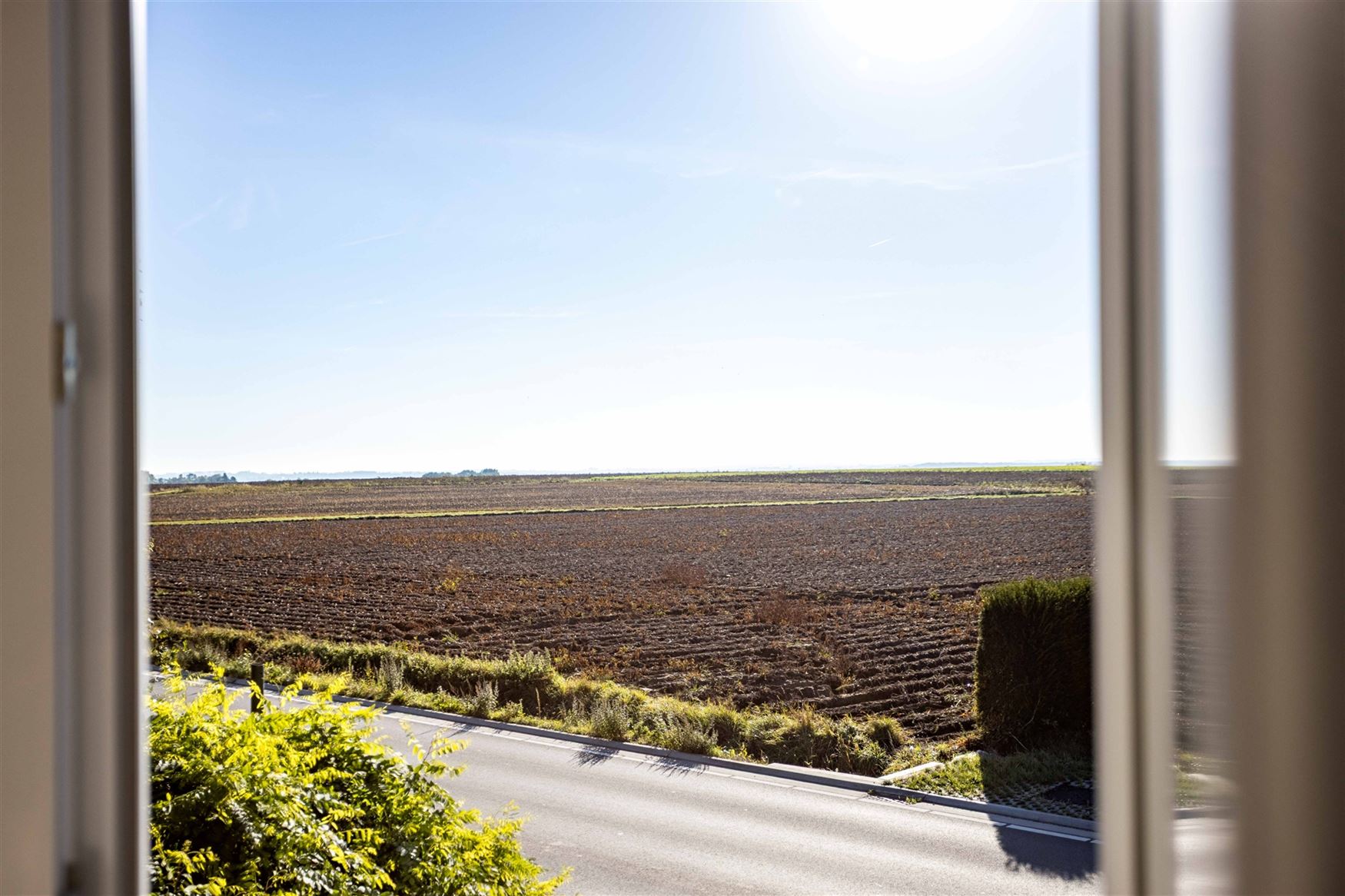 Van de eerste ochtendzon tot de laatste avondstralen. Hier draait het leven mee met het licht.

In Wortegem-Petegem ligt deze woning uit 1960, die t...