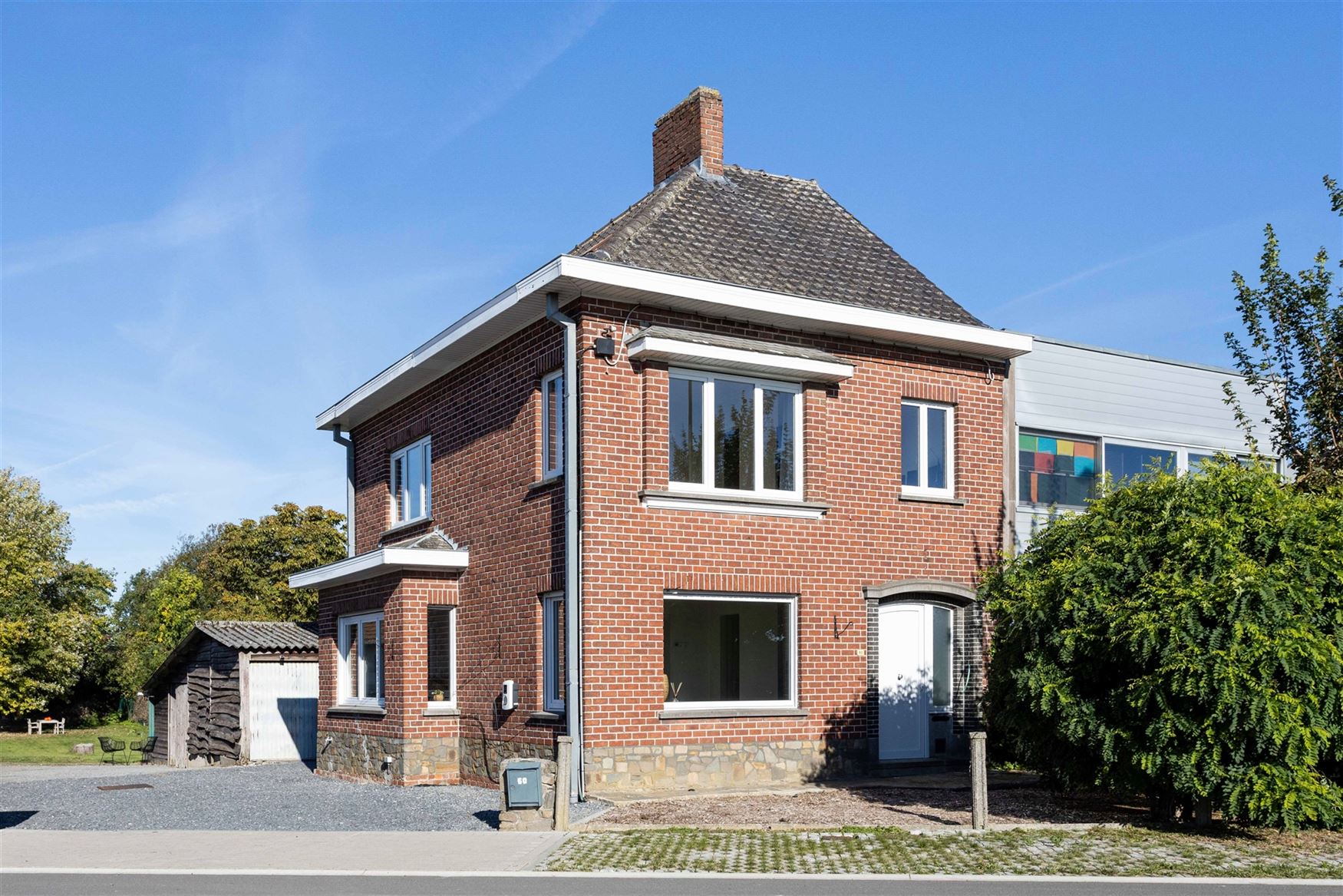 Van de eerste ochtendzon tot de laatste avondstralen. Hier draait het leven mee met het licht.

In Wortegem-Petegem ligt deze woning uit 1960, die t...
