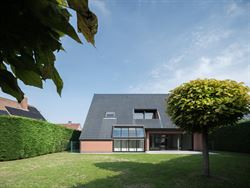 Ben jij iemand die helemaal opleeft van zon en daglicht? Dan zou deze woning in Deinze je weleens heel gelukkig kunnen maken. Maar liefst 266 m² woon...