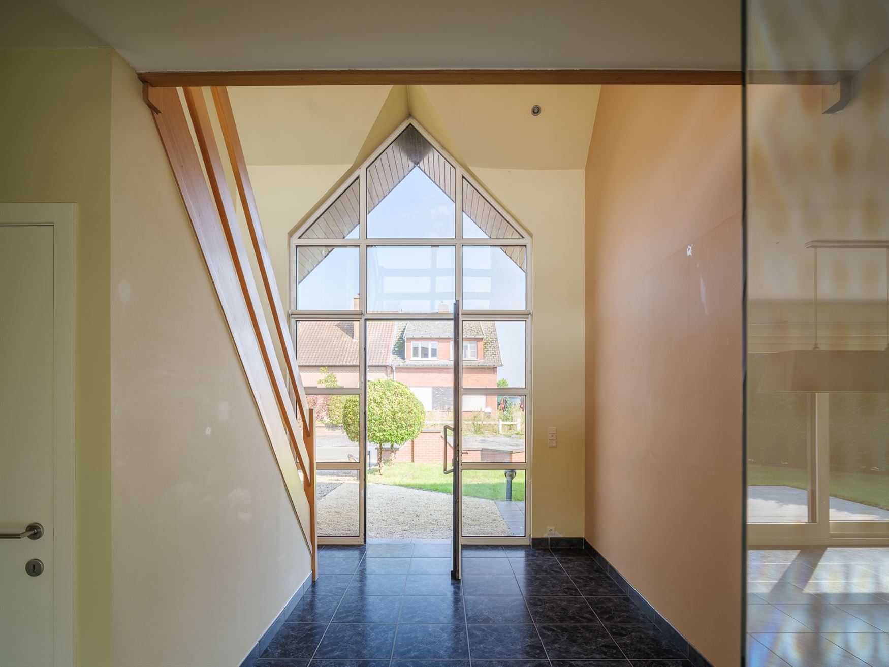 Ben jij iemand die helemaal opleeft van zon en daglicht? Dan zou deze woning in Deinze je weleens heel gelukkig kunnen maken. Maar liefst 266 m² woon...