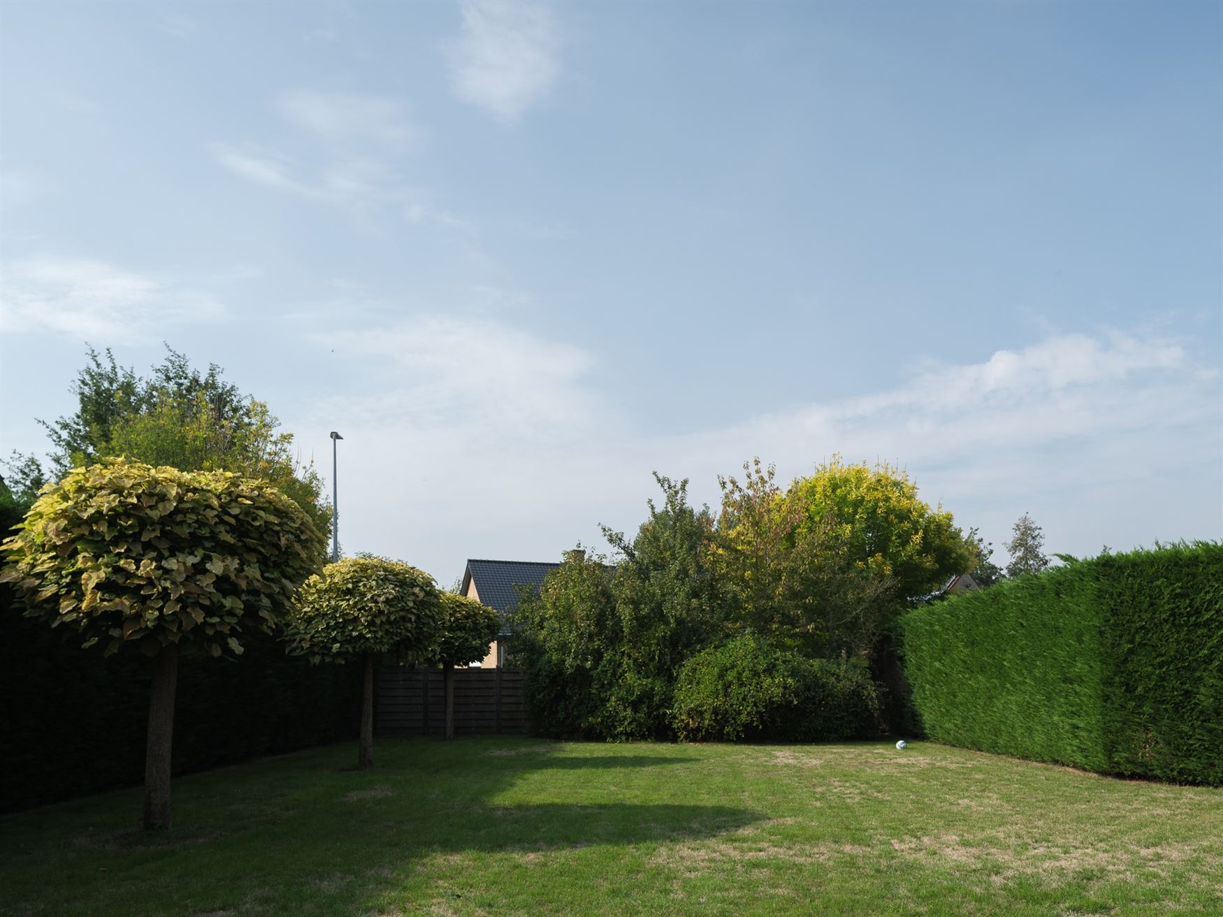 Ben jij iemand die helemaal opleeft van zon en daglicht? Dan zou deze woning in Deinze je weleens heel gelukkig kunnen maken. Maar liefst 266 m² woon...