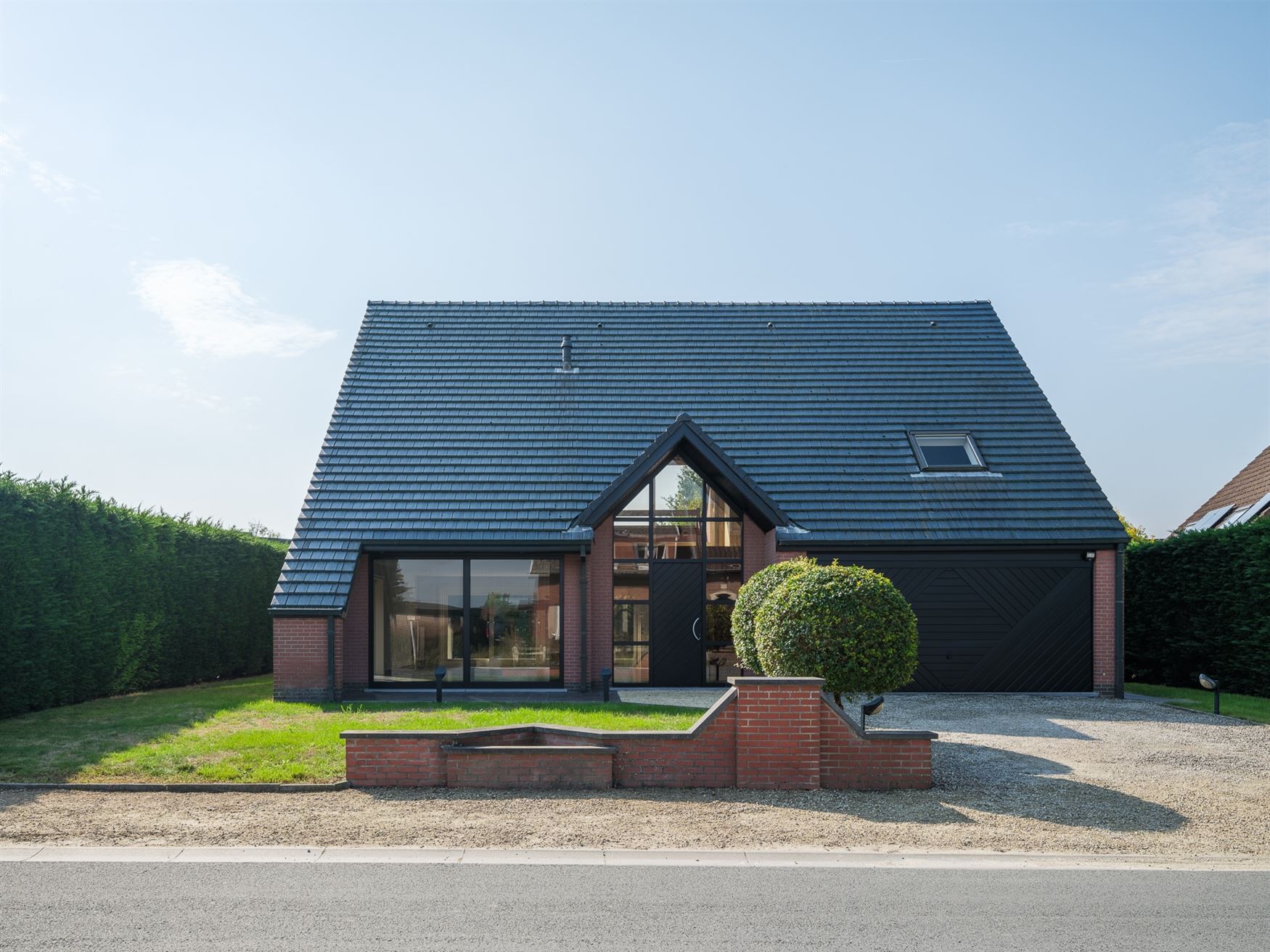 Ben jij iemand die helemaal opleeft van zon en daglicht? Dan zou deze woning in Deinze je weleens heel gelukkig kunnen maken. Maar liefst 266 m² woon...
