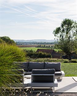 Achter de automatische poort ontvouwt zich een panorama dat je niet snel vergeet. Deze villa in Moregem, vlak bij Oudenaarde, kijkt uit over het glooi...