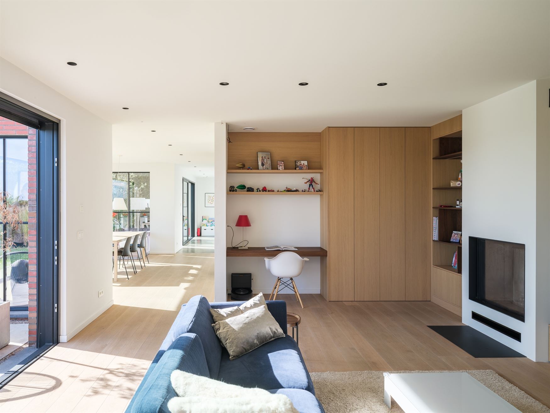 Achter de automatische poort ontvouwt zich een panorama dat je niet snel vergeet. Deze villa in Moregem, vlak bij Oudenaarde, kijkt uit over het glooi...