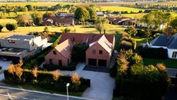 Achter de automatische poort ontvouwt zich een panorama dat je niet snel vergeet. Deze villa in Moregem, vlak bij Oudenaarde, kijkt uit over het glooi...