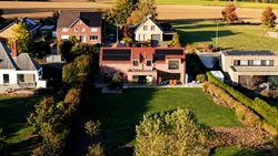 Achter de automatische poort ontvouwt zich een panorama dat je niet snel vergeet. Deze villa in Moregem, vlak bij Oudenaarde, kijkt uit over het glooi...