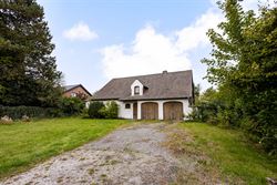 Groot denken begint hier.

In Eke wacht een domein van maar liefst 4.123 m² met een eigen bos. De bestaande villa is bestemd voor afbraak. Wat volg...