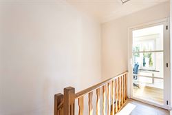 Van de eerste ochtendzon tot de laatste avondstralen. Hier draait het leven mee met het licht.

In Wortegem-Petegem ligt deze woning uit 1960, die t...