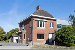 Van de eerste ochtendzon tot de laatste avondstralen. Hier draait het leven mee met het licht.

In Wortegem-Petegem ligt deze woning uit 1960, die t...