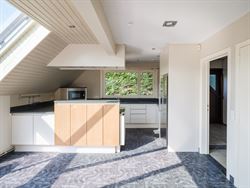Ben jij iemand die helemaal opleeft van zon en daglicht? Dan zou deze woning in Deinze je weleens heel gelukkig kunnen maken. Maar liefst 266 m² woon...