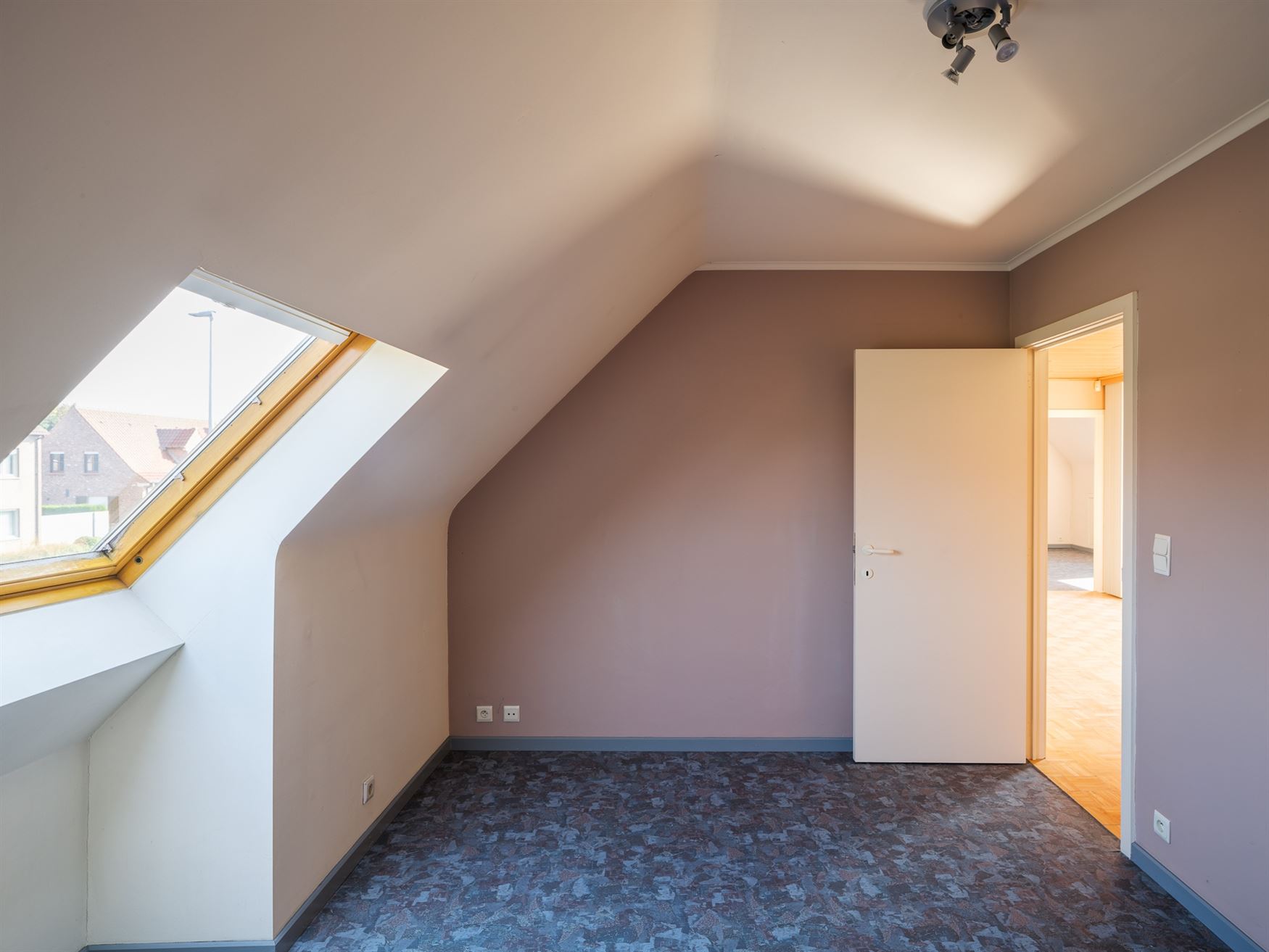 Ben jij iemand die helemaal opleeft van zon en daglicht? Dan zou deze woning in Deinze je weleens heel gelukkig kunnen maken. Maar liefst 266 m² woon...