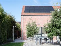 Achter de automatische poort ontvouwt zich een panorama dat je niet snel vergeet. Deze villa in Moregem, vlak bij Oudenaarde, kijkt uit over het glooi...