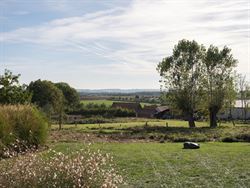 Achter de automatische poort ontvouwt zich een panorama dat je niet snel vergeet. Deze villa in Moregem, vlak bij Oudenaarde, kijkt uit over het glooi...