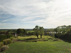 Achter de automatische poort ontvouwt zich een panorama dat je niet snel vergeet. Deze villa in Moregem, vlak bij Oudenaarde, kijkt uit over het glooi...