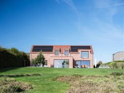 Achter de automatische poort ontvouwt zich een panorama dat je niet snel vergeet. Deze villa in Moregem, vlak bij Oudenaarde, kijkt uit over het glooi...
