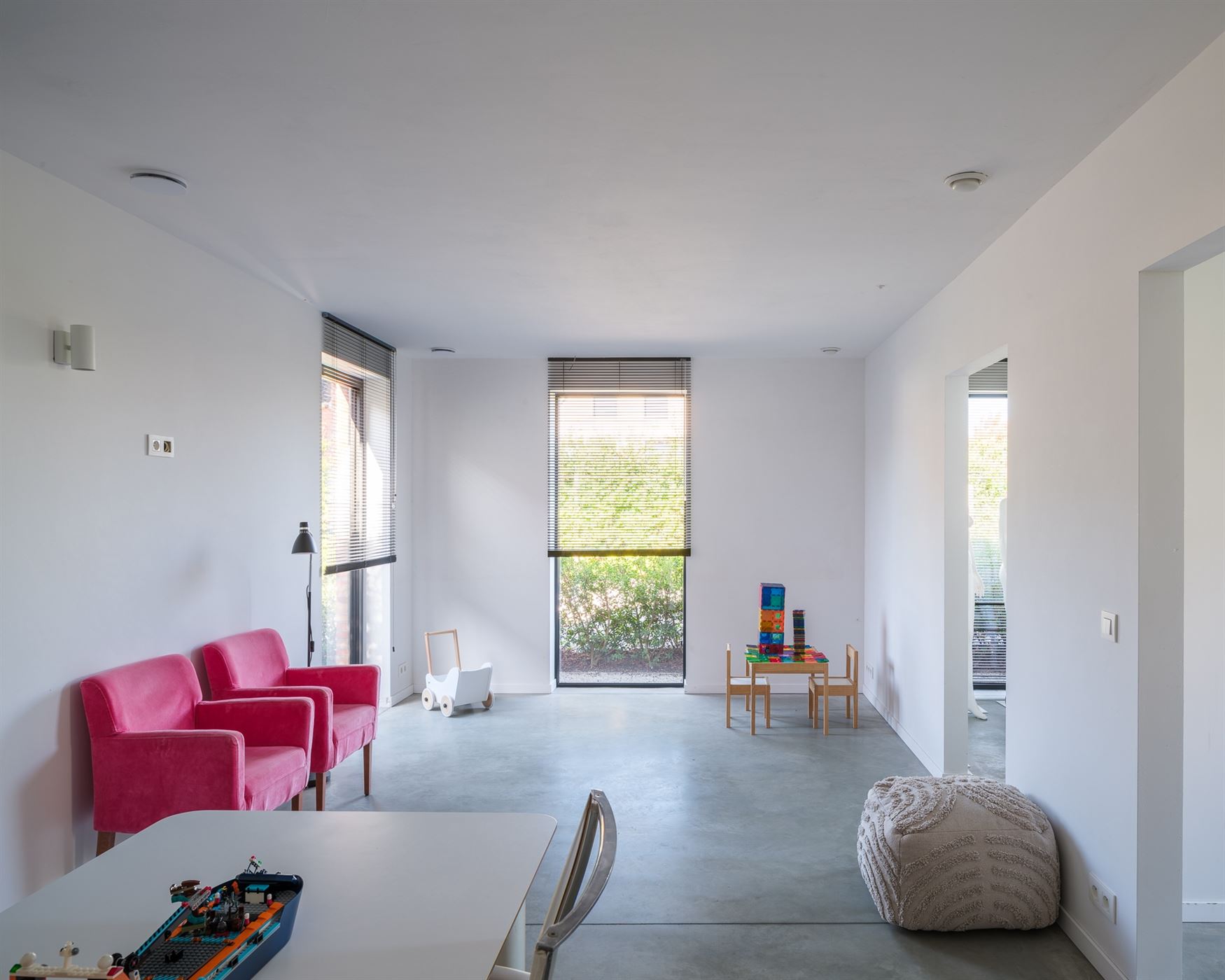 Achter de automatische poort ontvouwt zich een panorama dat je niet snel vergeet. Deze villa in Moregem, vlak bij Oudenaarde, kijkt uit over het glooi...