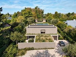 Een villa met jouw signatuur. Een eigen bos als decor.

In Eke krijgt jouw woondroom een indrukwekkend vertrekpunt: een domein van maar liefst 4.123...