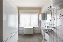 Een herkenbare retrolook. Alle ruimte voor een nieuwe woonvisie.

In het groene Sint-Maria-Aalter vind je deze vrijstaande woning met 146 m² woonop...