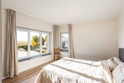 Van de eerste ochtendzon tot de laatste avondstralen. Hier draait het leven mee met het licht.

In Wortegem-Petegem ligt deze woning uit 1960, die t...