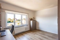 Van de eerste ochtendzon tot de laatste avondstralen. Hier draait het leven mee met het licht.

In Wortegem-Petegem ligt deze woning uit 1960, die t...