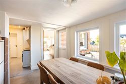 Van de eerste ochtendzon tot de laatste avondstralen. Hier draait het leven mee met het licht.

In Wortegem-Petegem ligt deze woning uit 1960, die t...
