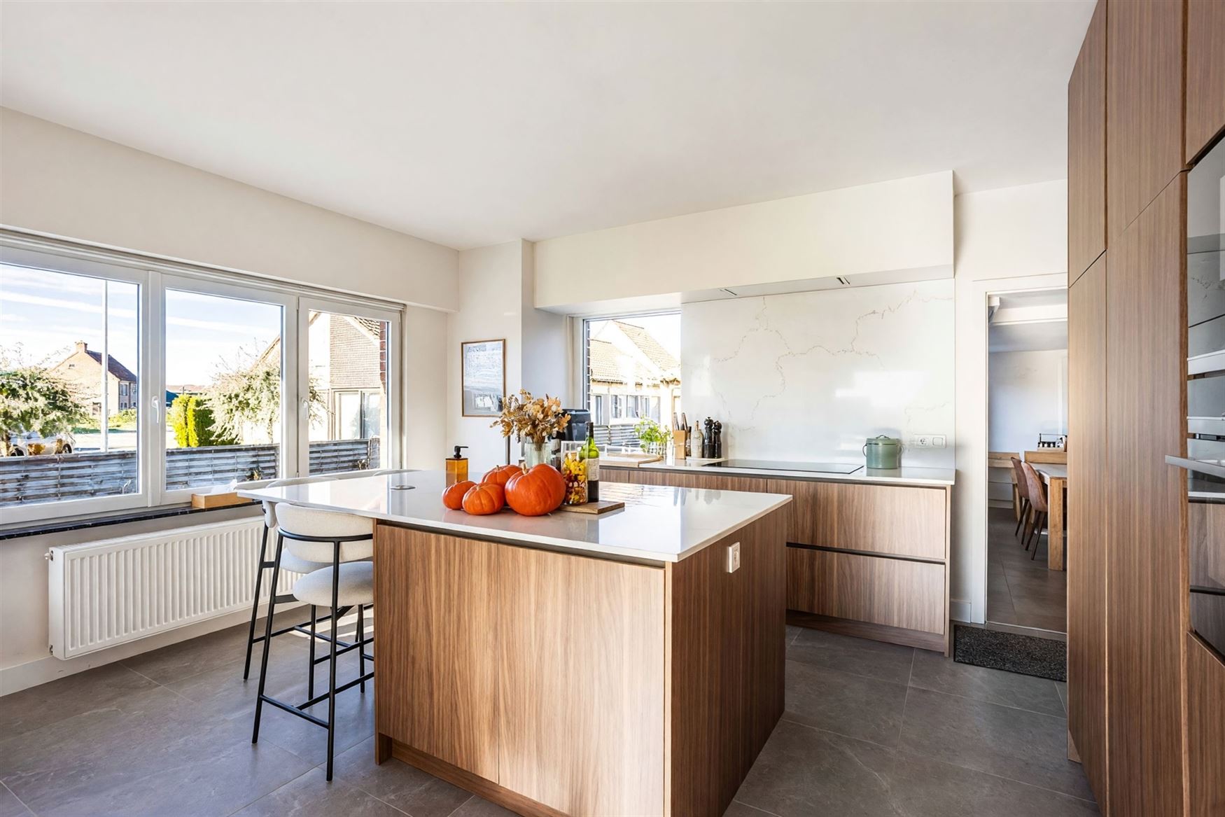 Van de eerste ochtendzon tot de laatste avondstralen. Hier draait het leven mee met het licht.

In Wortegem-Petegem ligt deze woning uit 1960, die t...
