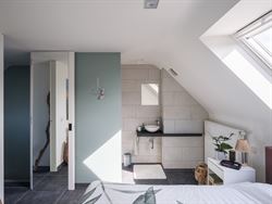 Twee verdiepingen. Twee balkons. En alle comfort van hedendaags wonen.

In het charmante Balegem bevindt zich dit appartement van 92,2 m², gelegen ...