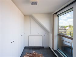 Twee verdiepingen. Twee balkons. En alle comfort van hedendaags wonen.

In het charmante Balegem bevindt zich dit appartement van 92,2 m², gelegen ...
