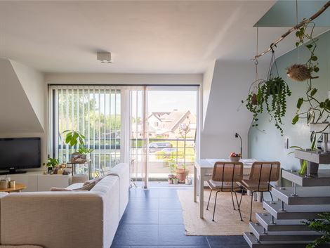 Twee verdiepingen. Twee balkons. En alle comfort van hedendaags wonen.

In het charmante Balegem bevindt zich dit appartement van 92,2 m², gelegen ...