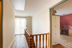 Een huis met een uitgesproken persoonlijkheid. Een ligging die minstens evenveel indruk maakt. Sommige combinaties kom je zelden tegen.

In de Ernes...