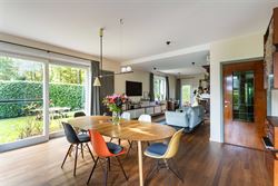 Een huis met een uitgesproken persoonlijkheid. Een ligging die minstens evenveel indruk maakt. Sommige combinaties kom je zelden tegen.

In de Ernes...