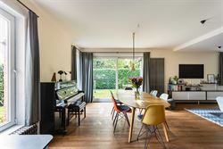 Een huis met een uitgesproken persoonlijkheid. Een ligging die minstens evenveel indruk maakt. Sommige combinaties kom je zelden tegen.

In de Ernes...
