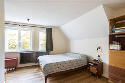 Een huis met een uitgesproken persoonlijkheid. Een ligging die minstens evenveel indruk maakt. Sommige combinaties kom je zelden tegen.

In de Ernes...