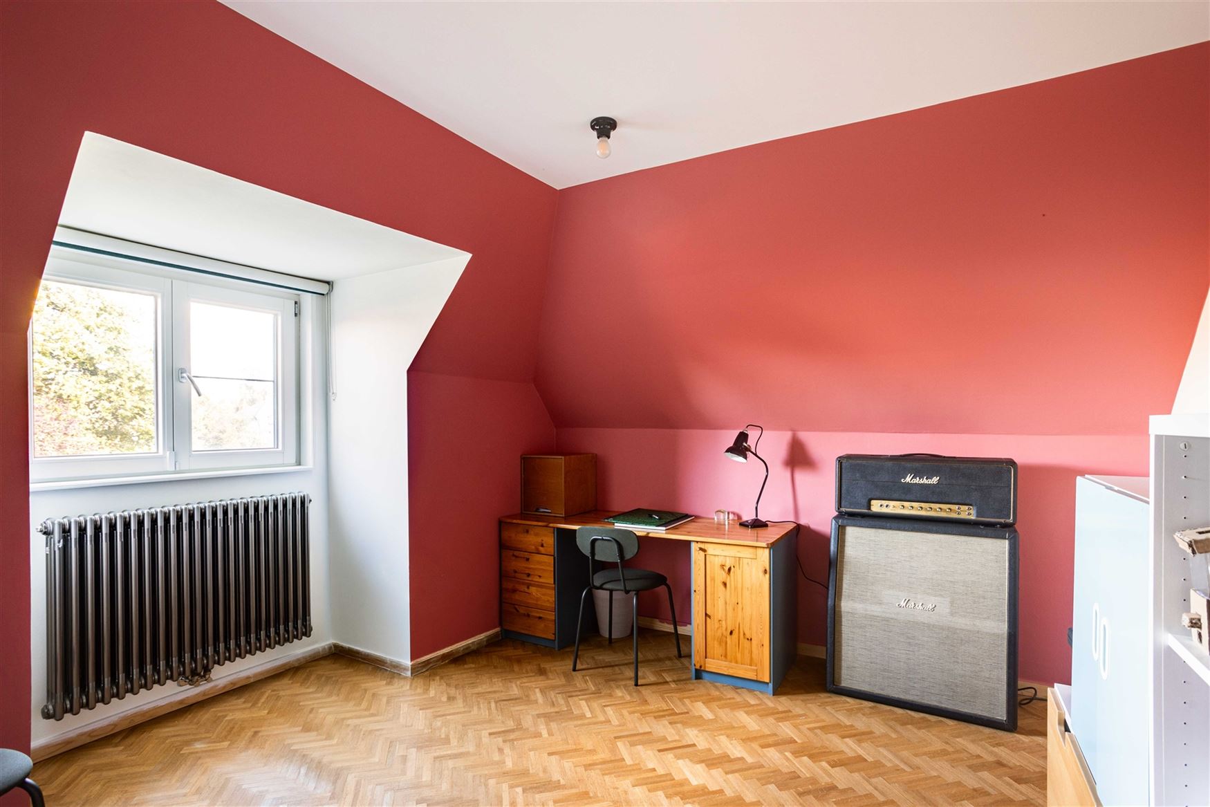 Een huis met een uitgesproken persoonlijkheid. Een ligging die minstens evenveel indruk maakt. Sommige combinaties kom je zelden tegen.

In de Ernes...