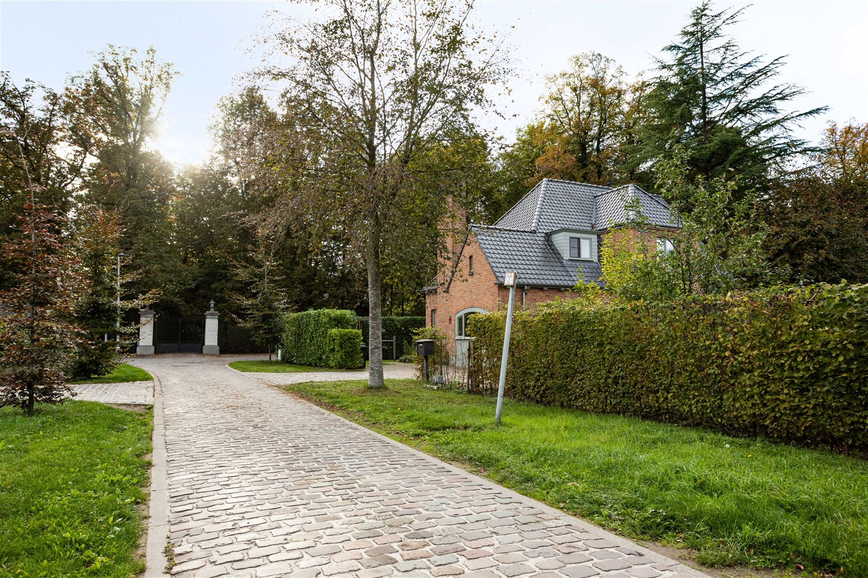 Een huis met een uitgesproken persoonlijkheid. Een ligging die minstens evenveel indruk maakt. Sommige combinaties kom je zelden tegen.

In de Ernes...