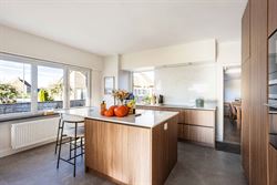 Van de eerste ochtendzon tot de laatste avondstralen. Hier draait het leven mee met het licht.

In Wortegem-Petegem ligt deze woning uit 1960, die t...