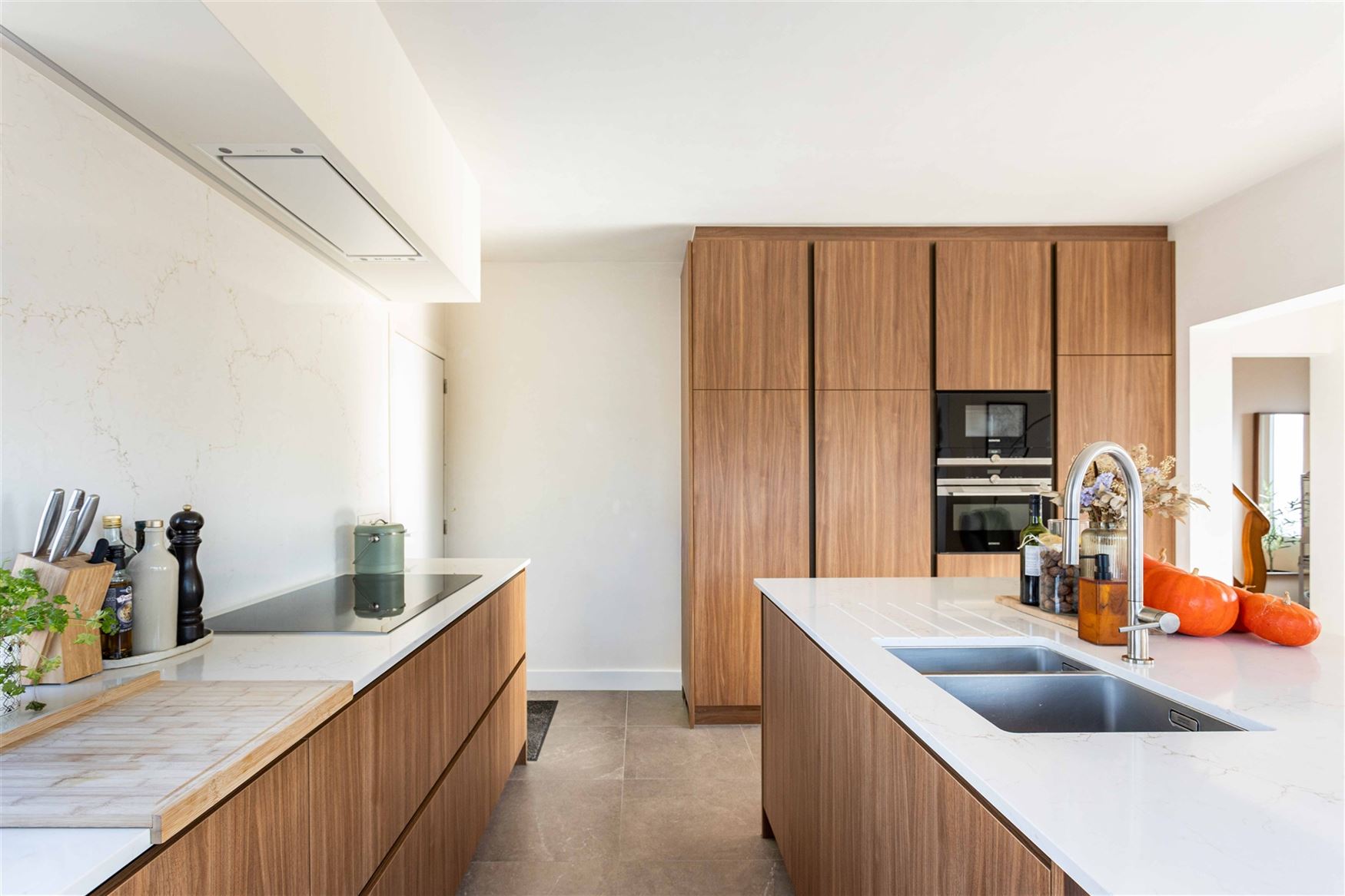 Van de eerste ochtendzon tot de laatste avondstralen. Hier draait het leven mee met het licht.

In Wortegem-Petegem ligt deze woning uit 1960, die t...